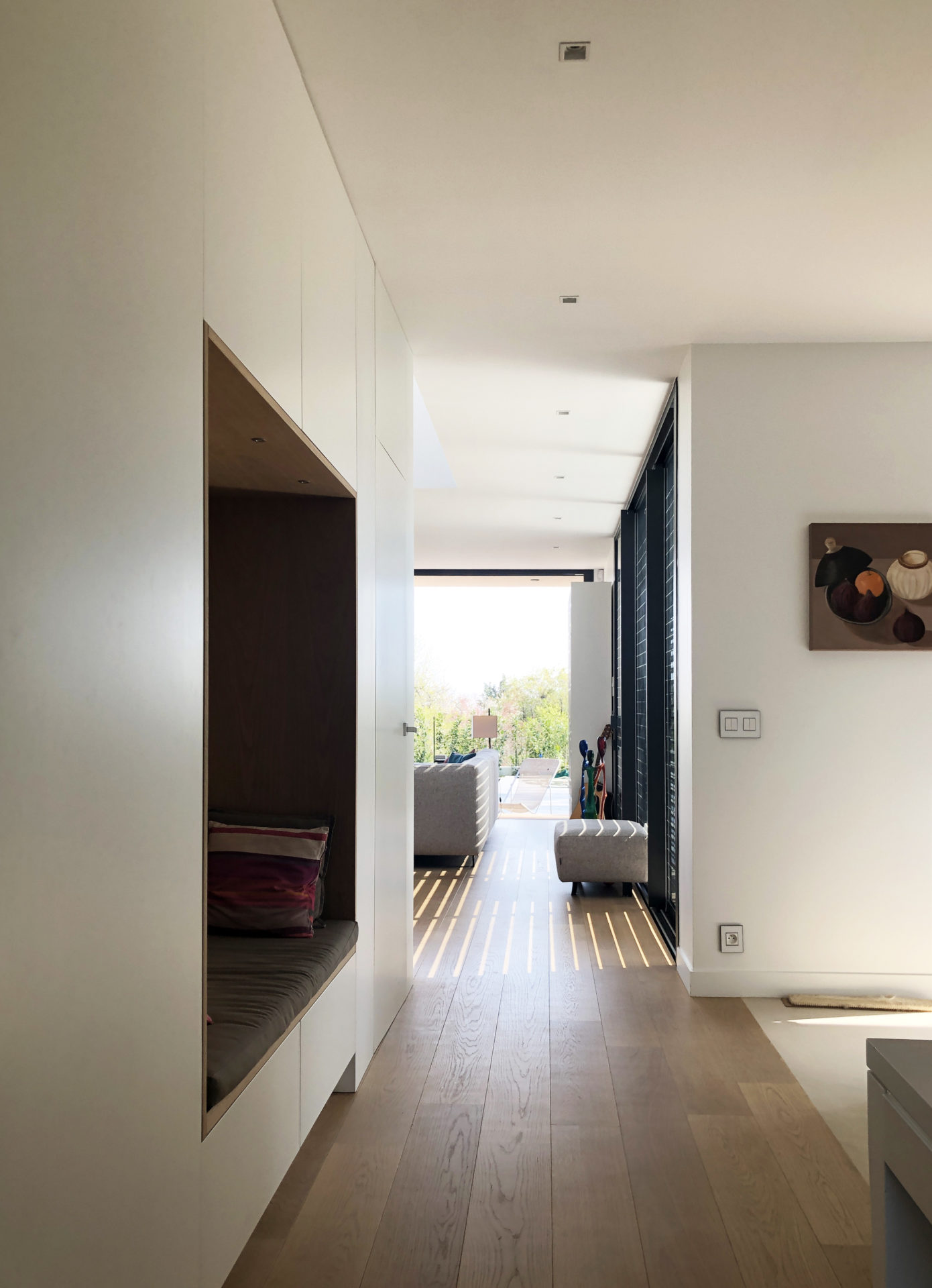 asb-architecture-maison-contemporaine-toiture-terrasse-mobilier intégré niche