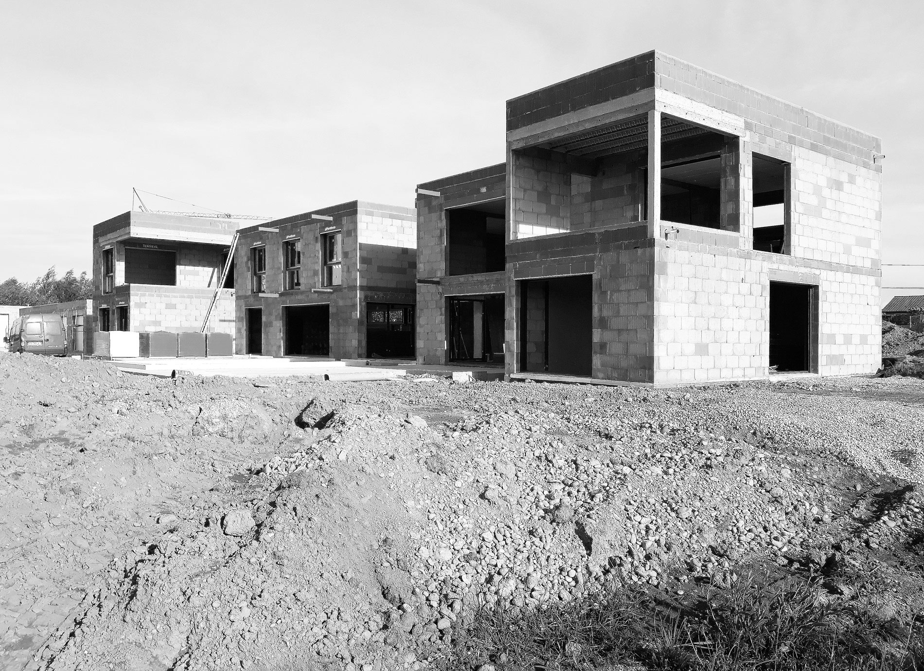 maison-contemporaine-toiture-terrasse-bois-metal-brique-piscine-spa-chantier-1