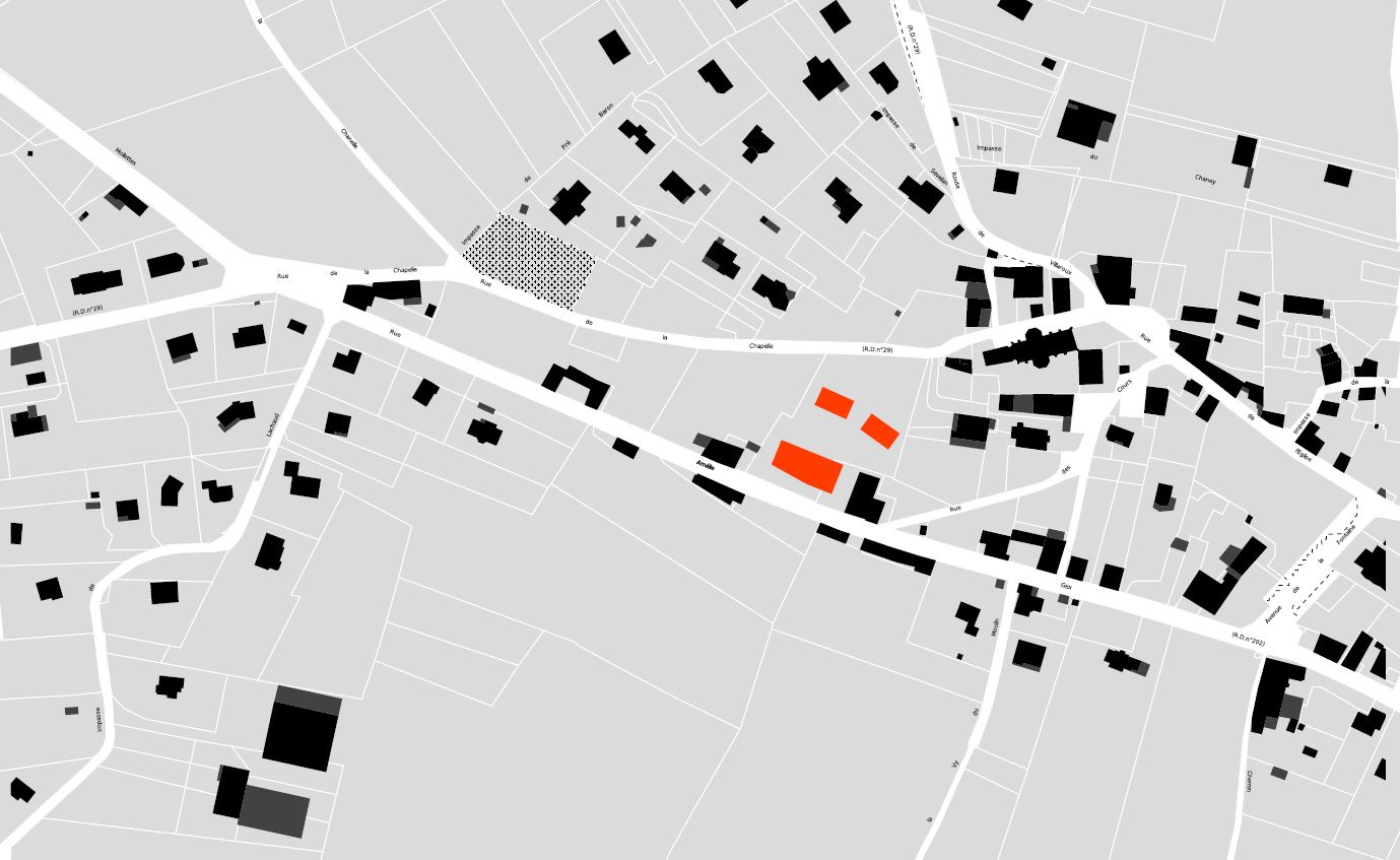 La Chapelle blanche est un village perché sur une butte surplombant la vallée de la Rochette. Le centre-bourg ancien est organisé autour de l’église, et de son clocher qui agit comme un repère visuel en addition des massifs montagneux de ce paysge rural en cours d’urbanisation. Des zones proches du centre ayant été mal plannifiées, avec l’apparition de lotissements hétérogènes aux constructions sans charme et sans référence aux constructions locales, une OAP a été réalisée pour la parcelle sur laquel s’inscrit le projet. Le terrain en forte pente est à la croisée entre 2 typologies distinctes : la partie haute, qui fera le lien entre les édifices patrimoniaux remarquables du centre historique et les lotissements, et la partie basse, caractérisée par des constructions en longueur alignées de part et d’autre de la route départementale : le «village-rue». Le projet s’appuie sur les qualités présentes sur le site afin de renforcer les trames vertes, les cheminements piétons, les jardins potagers, en décomposant le projet en 3 parties : - 4 maisons mitoyennes assurent la transition entre le centre bourg et les quartiers résidentiels en partie haute, - un petit collectif de 8 logements intermédiaires vient poursuivre l’alignement de la ville-rue, -un maison bourgeoise ancienne est conservée, et transformée en 4 logements.